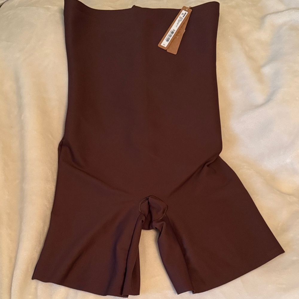 Skims Body High-Waisted mid thigh short